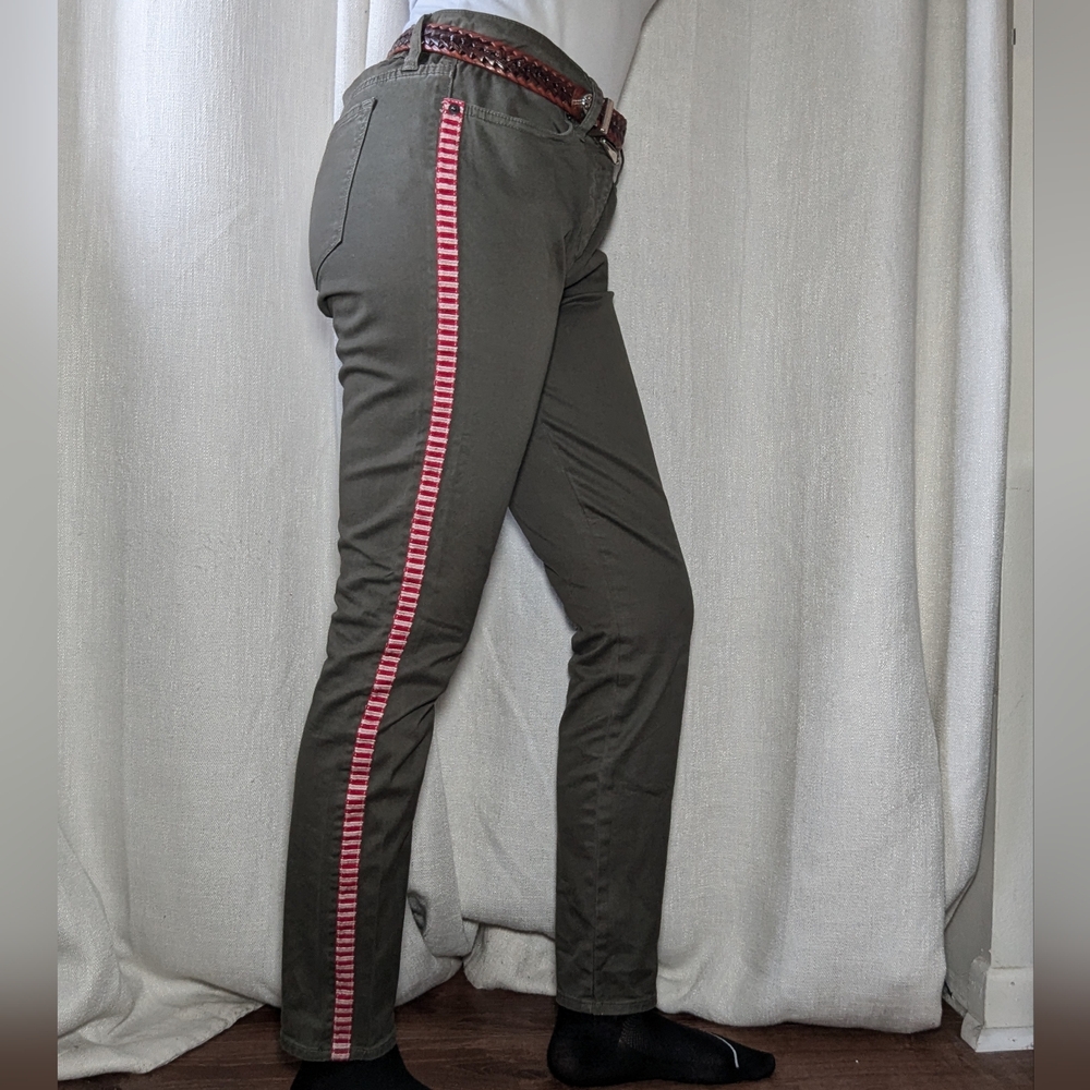 Low Rise Skinny Jeans With Embroidered Accent